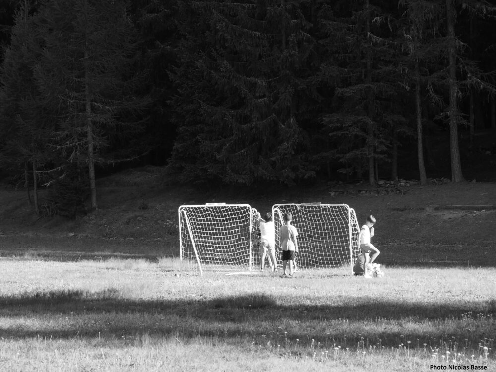 Des enfants jouent au foot