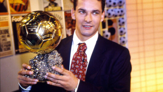 Le joueur italien Roberto Baggio avec le ballon d'or
